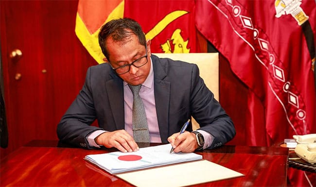 මන්ත්‍රී විශ්‍රාම වැටුප් ඉවත් කිරීමේ පනත් කෙටුම්පතට කථානායක අත්සන් තබයි