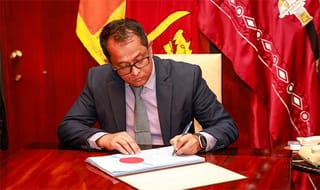 මන්ත්‍රී විශ්‍රාම වැටුප් ඉවත් කිරීමේ පනත් කෙටුම්පතට කථානායක අත්සන් තබයි